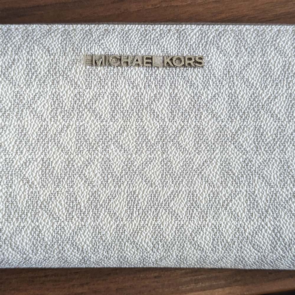 Michael Kors Jet Set Large Continental Zip Around Wallet.